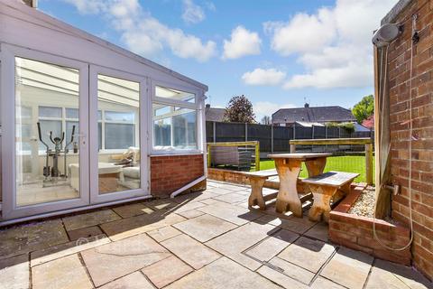3 bed property, in Grantham Avenue, £300,000