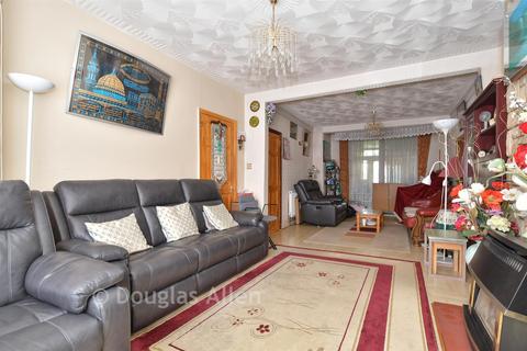 3 bed property, in Overton Road, £625,000