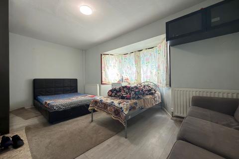 3 bed property, in Poole Court Road, £575,000