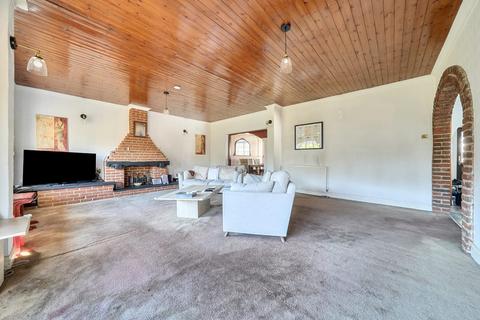5 bed property, in Penn Lane, £800,000