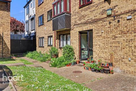 1 bed property, in Eastern Avenue, £175,000