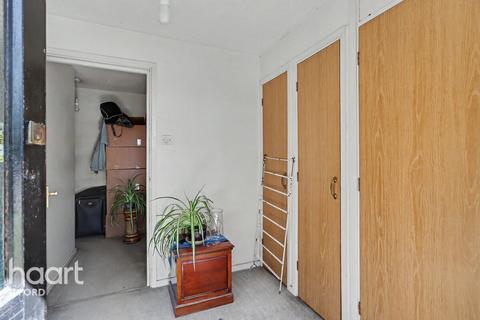 1 bed property, in Eastern Avenue, £175,000