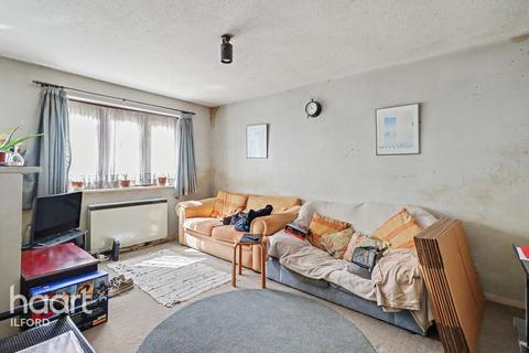 1 bed property, in Eastern Avenue, £175,000