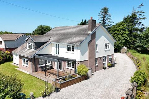 8 bed property, in Woodacott, £650,000