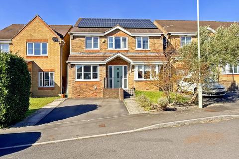 4 bed property, in Acorn Close, £445,000