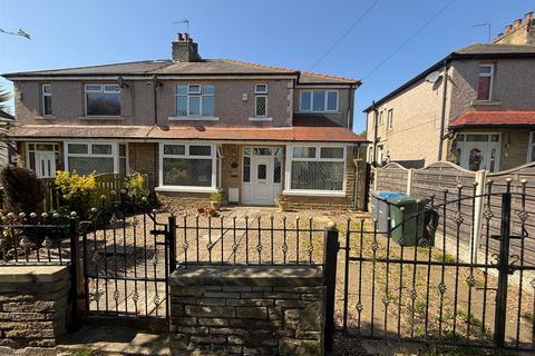 5 bed property, in Moorside Road, £295,000