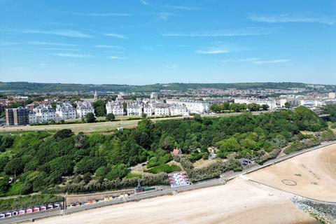 3 bed property, in Clifton Crescent, £395,000