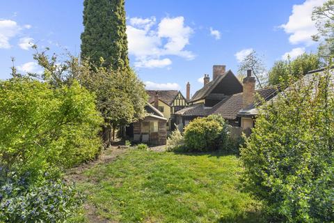 2 bed property, in High Street, £425,000