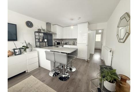 2 bed property, in Augustus Close, £390,000
