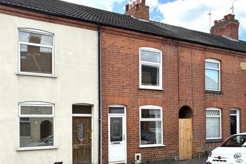 2 bed property, in Woodgon Road, £180,000