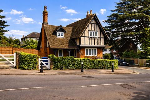 3 bed property, in The Lodge, £700,000