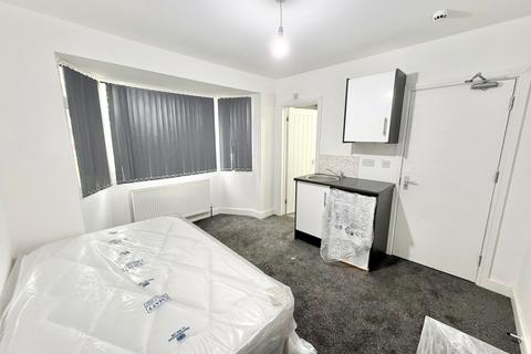 4 bed property, in Rockfield Street, £15,000