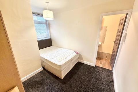 5 bed property, in Canal Street, £15,000