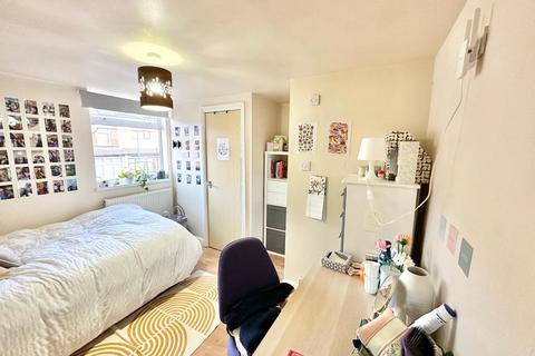 4 bed property, in Lyndhurst Road, £15,000
