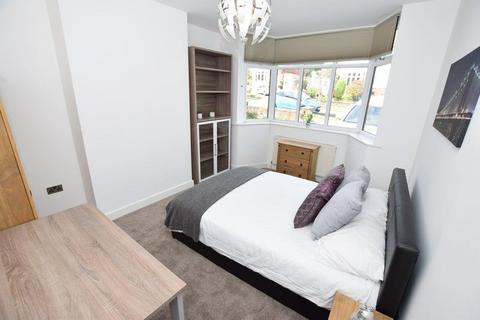 4 bed property, in Second Avenue, £15,000