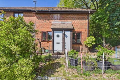 1 bed property, in Chobham, £260,000