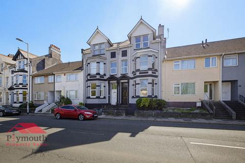 1 bed property, in Saltash Road, £100,000