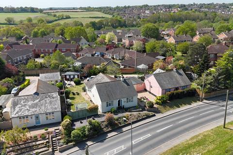 3 bed property, in Colchester Road, £425,000