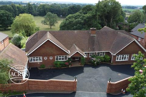 6 bed property, in St. Johns Drive, £1,350,000