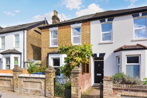2 bed property, in Green Lane, £725,000