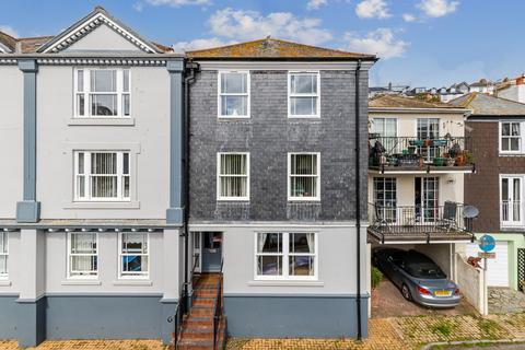 2 bed property, in Market Square, £385,000