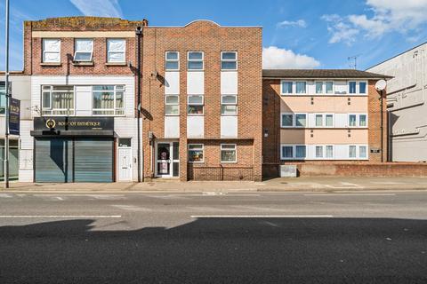 1 bed property, in Kingston Road, £100,000