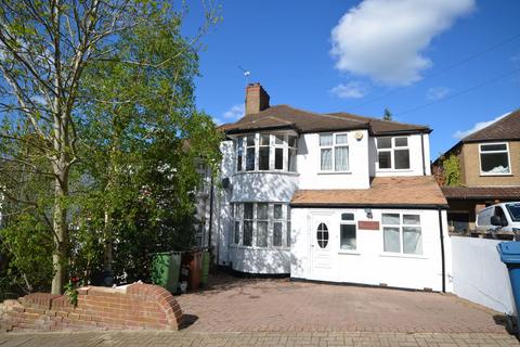 5 bed property, in Woodcroft Avenue, £825,000