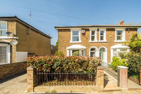 3 bed property, in Avenue Road, £899,950