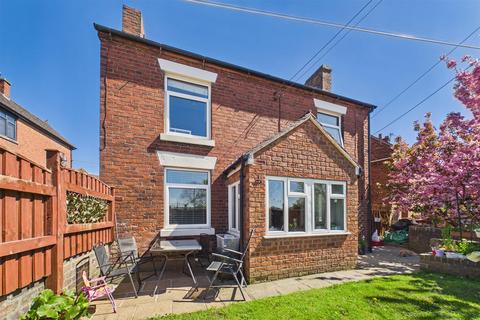 3 bed property, in Glebe Road, £200,000