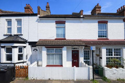 3 bed property, in Mead Road, £425,000