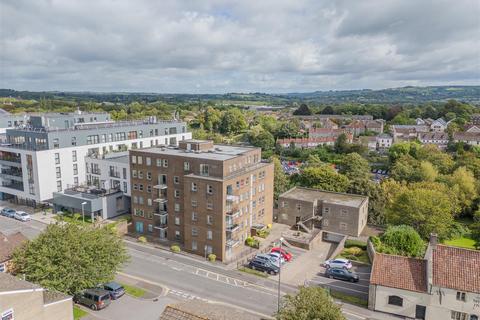 2 bed property, in Temple Street, £235,000
