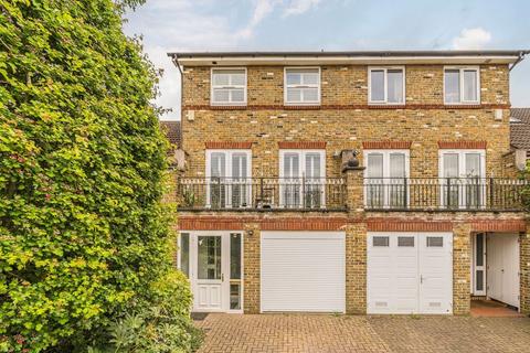 5 bed property, in Northweald Lane, £1,200,000