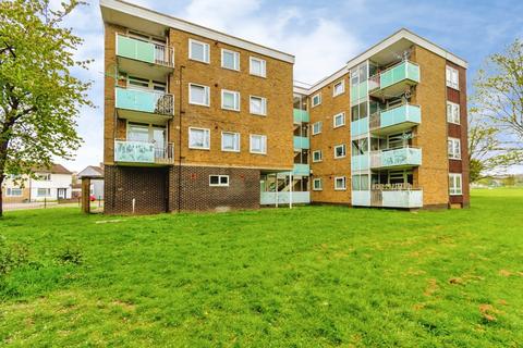 2 bed property, in Kendal Avenue, £130,000