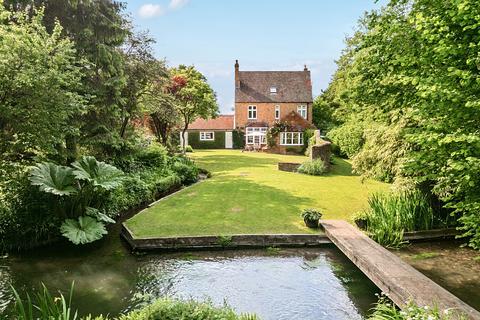 5 bed property, in Henfords Marsh, £935,000