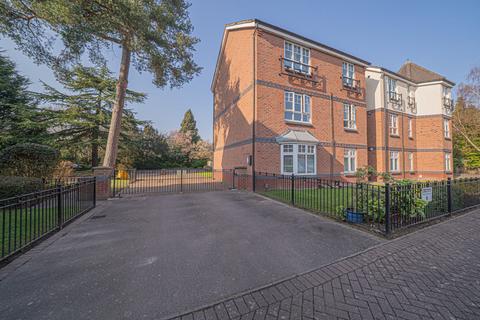 2 bed property, in Thorpe Court, £205,000