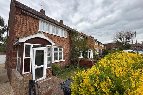 2 bed property, in Beechmont Close, £485,000