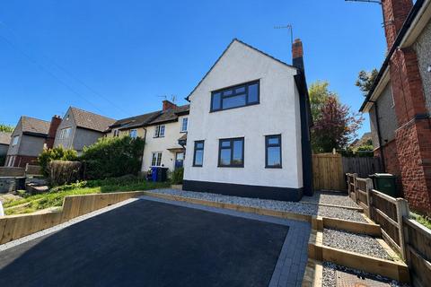 2 bed property, in Hadcroft Road, £200,000