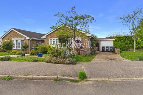2 bed property, in Hillcrest Lane, £375,000