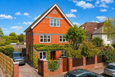 5 bed property, in Arthur Road, £695,000