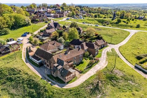 4 bed property, in North Hills, £895,000