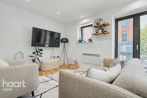 2 bed property, in Mabgate, £210,000