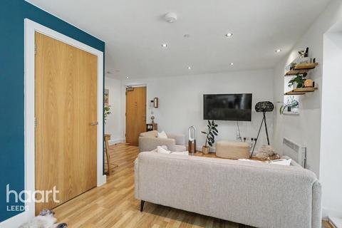 2 bed property, in Mabgate, £210,000