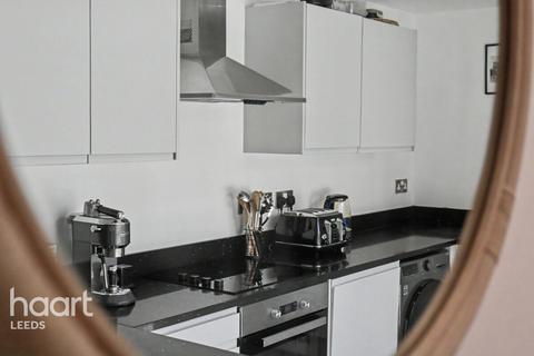 2 bed property, in Mabgate, £210,000