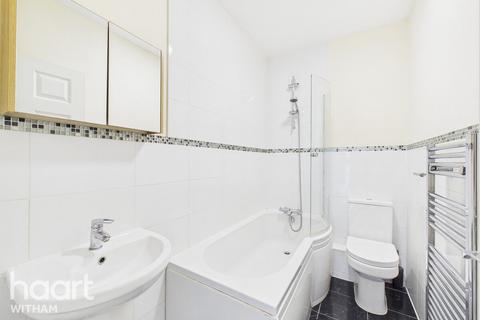 1 bed property, in Crittall Road, £120,000