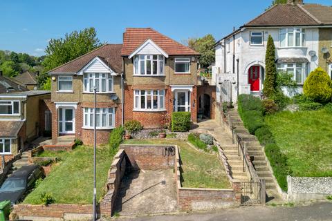 3 bed property, in Hillview Road, £400,000