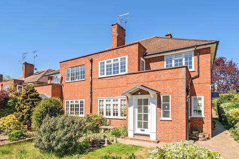 2 bed property, in Linden Close, £420,000