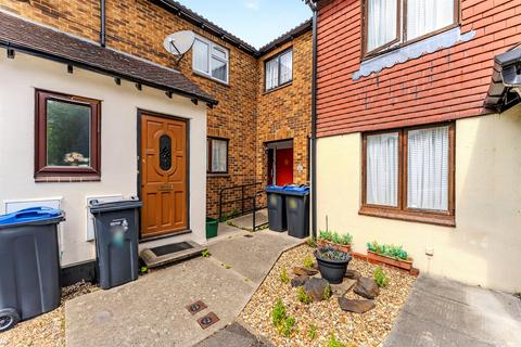 1 bed property, in Connaught Gardens, £220,000