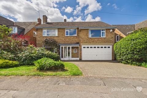 4 bed property, in Valley Road, £450,000