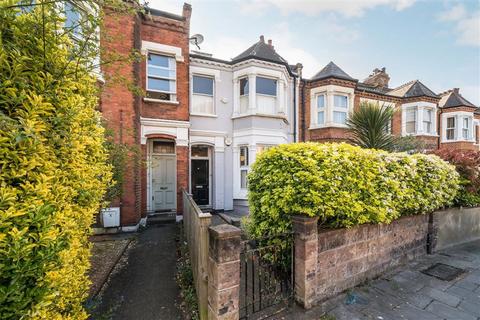 2 bed property, in Cavendish Road, £650,000