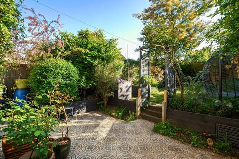 3 bed property, in Thornham Road, £280,000